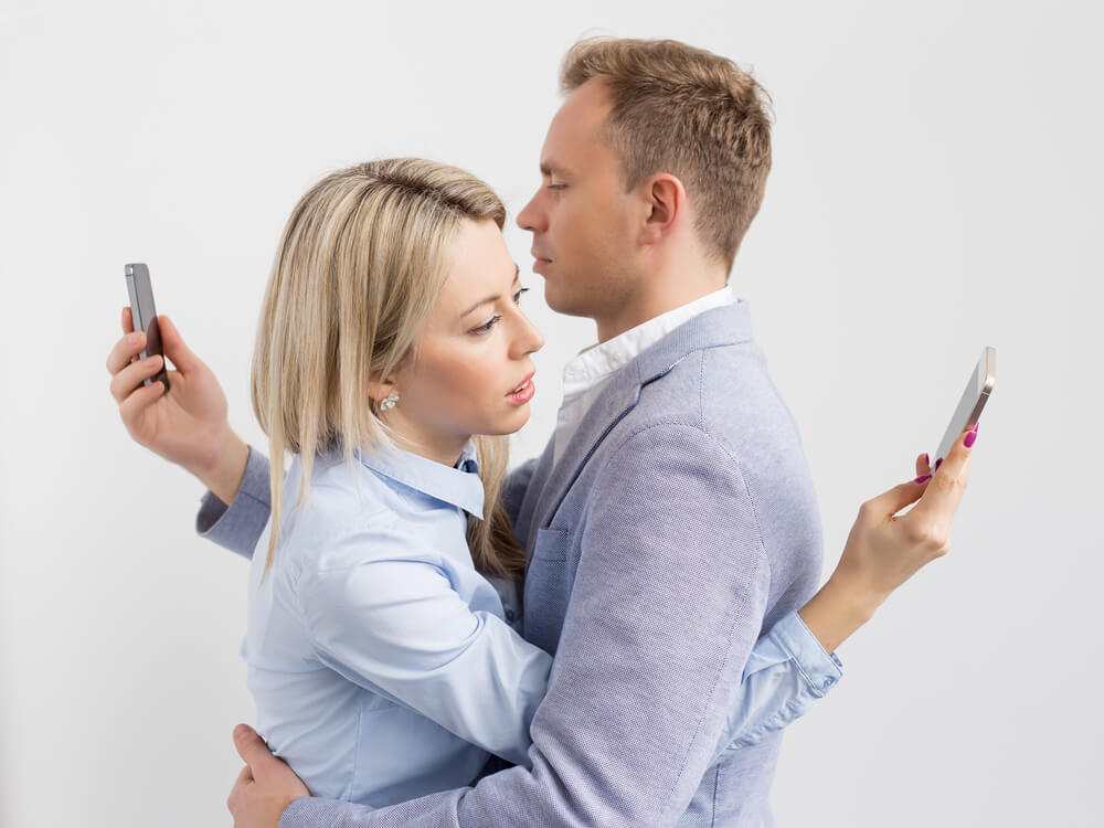 Addiction to our mobiles is stopping us from having sex TheFuss.co.uk 